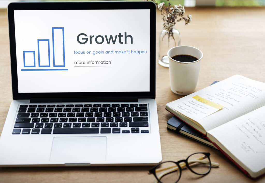 Imagen de un computador con fondo de growth marketing